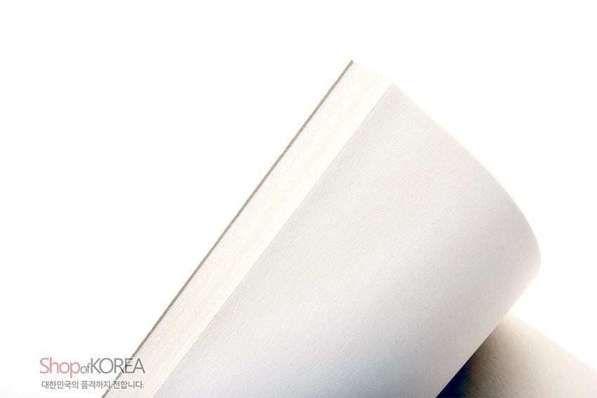 [텍스트: Shop of KOREA / 대한민국의 품격까지 전합니다.] 미색 무지 내지와 두꺼운 제본부를 가진 종이 재질 전통 민화 노트 내부 페이지 클로즈업 이미지