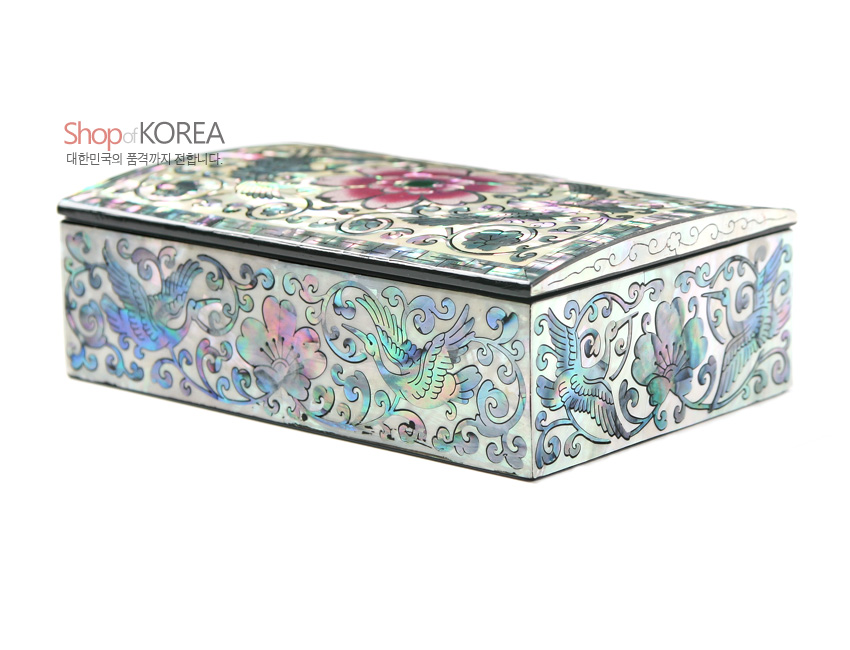 [텍스트: Shop of KOREA 대한민국의 품격까지 전해드립니다.] 흑색 옻칠 위 자개 상감으로 당초무늬와 쌍학, 연꽃을 은은한 오색광으로 표현한 직사각 명함함 디자인