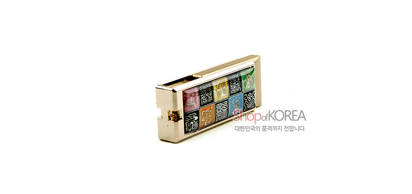 [텍스트: Shop of KOREA, 대한민국의 품격까지 전합니다.] 금속 테두리에 자개 상감 채색 전서와 기하 문양을 정사각 패턴으로 배열한 USB 디자인 이미지