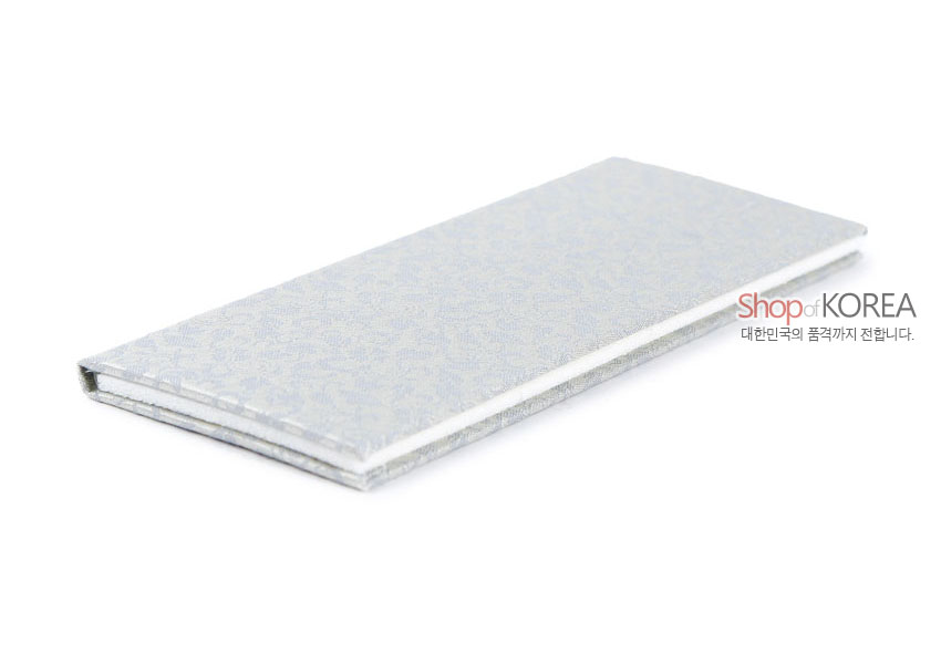 [텍스트: Shop of KOREA 대한민국의 품격까지 전합니다.] 은은한 은색 비단 위에 전통 문양이 짜여진 직사각형 책갈피 케이스 이미지