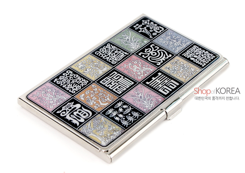 [텍스트: Shop of KOREA 대한민국의 품격까지 전합니다.] 자개 상감 기법으로 채색 전서문과 기하·식물 문양을 배열한 금속 명함케이스 디자인