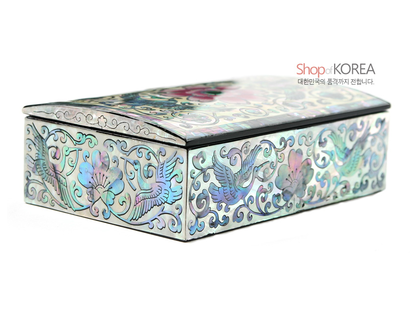 [텍스트: Shop of KOREA 대한민국의 품격까지 전합니다.] 흑색 옻칠 위 자개 상감 기법으로 당초무늬와 쌍학, 꽃문양을 화려하게 배치한 직사각 명함함 이미지