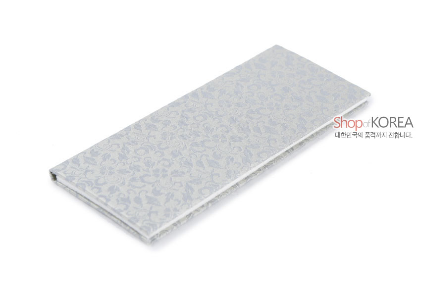 [텍스트: Shop of KOREA 대한민국의 품격까지 전합니다.] 은은한 은색 비단 재질에 잔잔한 전통 문양이 직조된 얇은 직사각형 책갈피 형태의 디자인