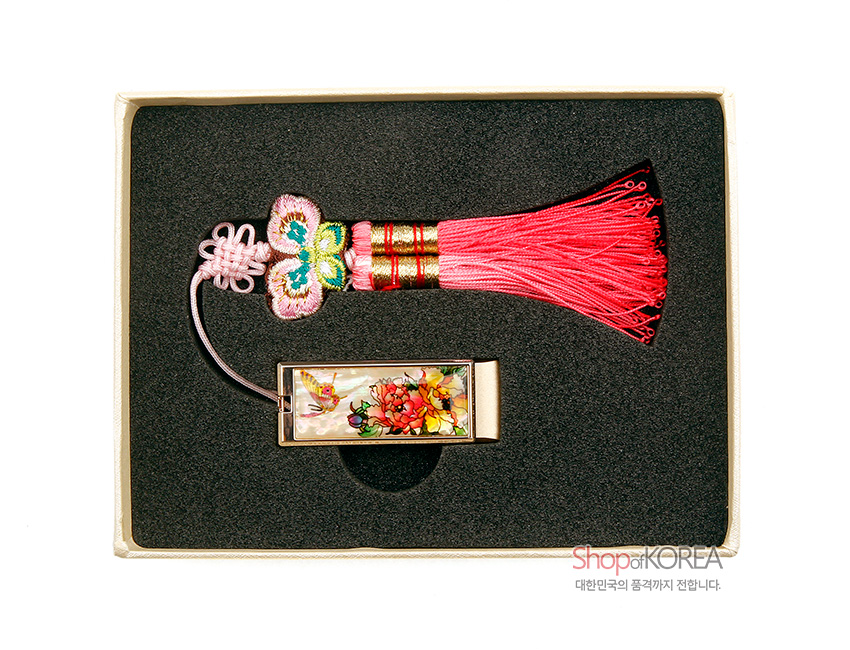 [텍스트: Shop of KOREA 대한민국의 품격까지 전합니다.] 자개 상감 모란·나비 문양 USB와 분홍·녹색 색실로 엮은 나비 매듭 및 홍색 술 장식 세트 이미지