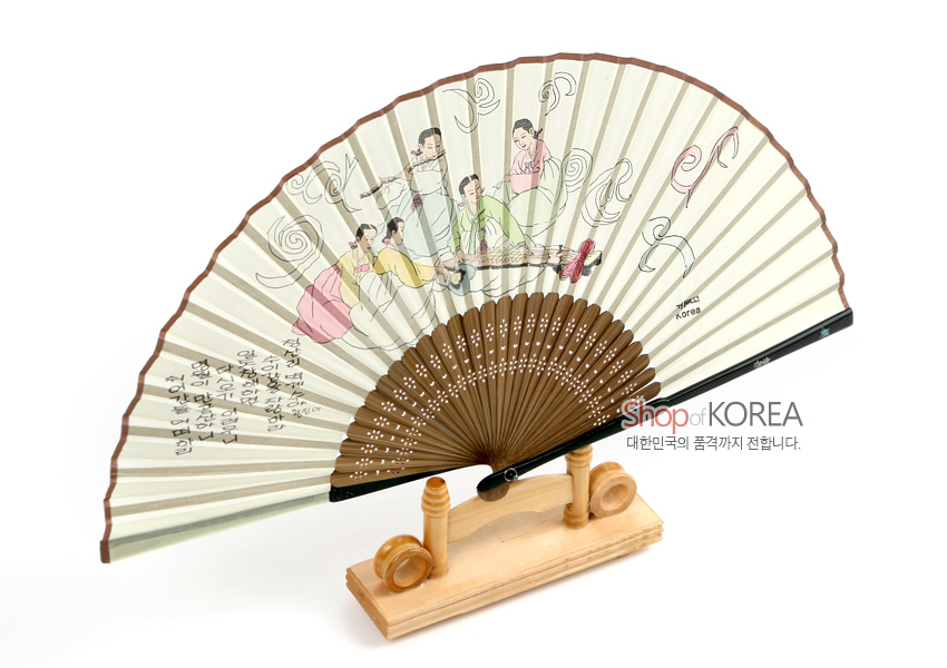 [텍스트: Shop of KOREA 대한민국의 품격까지 전합니다.] 한지와 나무살로 된 합죽선 위에 거문고 연주 장면과 한글 서예, 연무 무늬가 담긴 파스텔 톤 민화풍 민속부채 이미지설명