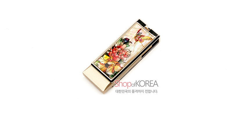 [텍스트: Shop of KOREA / 대한민국의 품격까지 전합니다.] 금속 USB 위 자개 상감 처리, 다채로운 옻칠 색감으로 표현된 목단과 새, 나비 문양 장식 이미지
