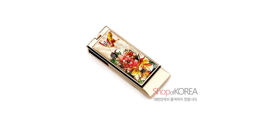 [텍스트: ShopofKOREA 대한민국의 품격까지 전합니다.] 자개 상감 기법으로 표현한 화려한 모란과 나비 문양, 유광 옻칠과 금속 테두리의 조화가 돋보이는 USB 디자인