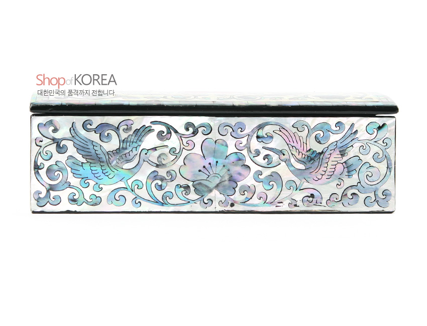 [텍스트: Shop of KOREA 대한민국의 품격까지 전합니다.] 흑색 옻칠 바탕 위 자개 상감 기법으로 당초무늬와 쌍학, 연꽃을 오색으로 표현한 직사각 명함함 측면 장식