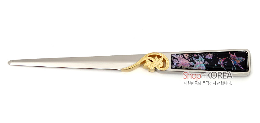[텍스트: Shop of KOREA, 대한민국의 품격까지 전합니다.] 검은 바탕 금속 손잡이에 자개 상감 기법으로 연분홍 목단꽃과 청색 나비 문양을 더한 금색 장식 편지칼 디자인