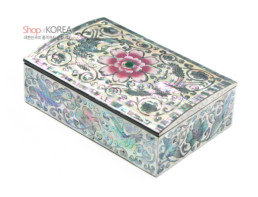 [텍스트: Shop of KOREA 대한민국의 품격까지 전합니다] 흑색 옻칠 바탕 위 자개 상감 기법, 당초무늬와 쌍학·연꽃을 오묘한 오팔빛으로 장식한 직사각 명함함