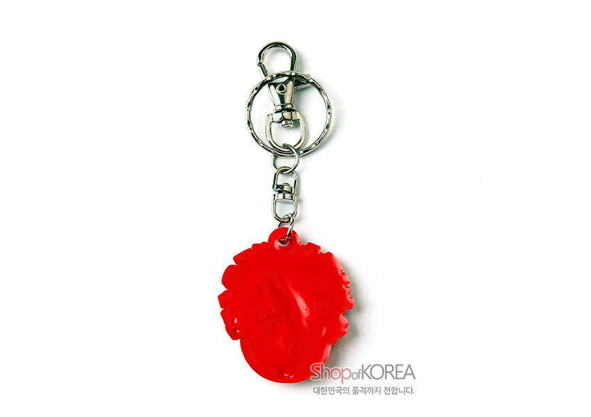[텍스트: Shop of KOREA 대한민국의 품격까지 전합니다.] 붉은색 PVC 재질 하회탈 얼굴 장식과 은색 금속 체인, 원형 링, 고리로 구성된 열쇠고리 디자인