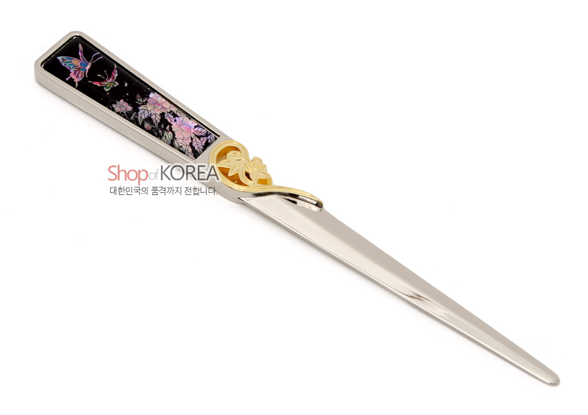 [텍스트: Shop of KOREA, 대한민국의 품격까지 전달합니다.] 흑색 바탕 위 자개 상감으로 표현한 목단꽃과 나비 문양, 은색 금속 칼날과 황금색 장식이 조화를 이룬 편지칼 디자인