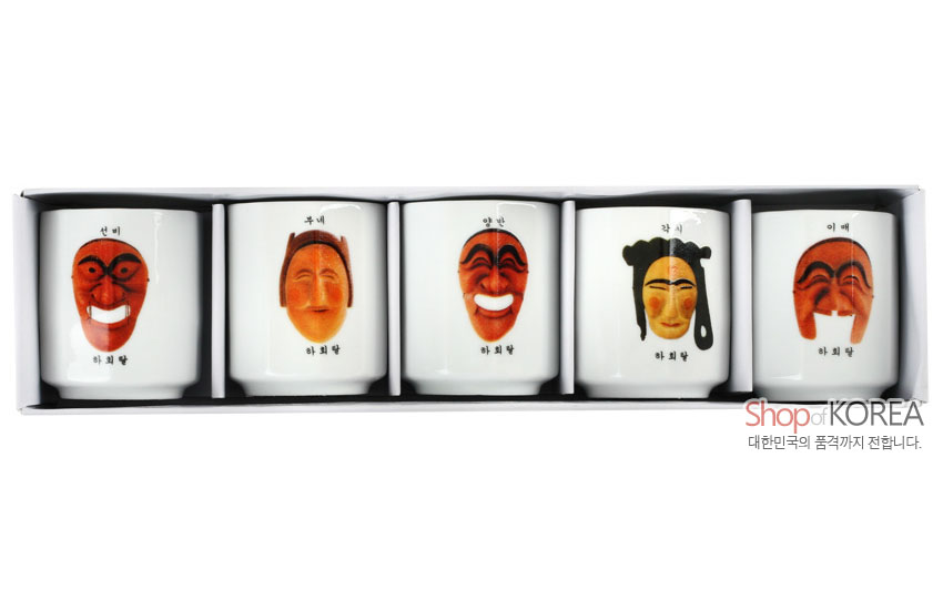 [텍스트: 각시, 양반, 이매, 부네, 하회탈, Shop of KOREA, 대한민국의 품격까지 전합니다.] 백색 도자기 소주잔에 오렌지·갈색 계열 하회탈 인물 문양을 인쇄한 5종 세트 구성