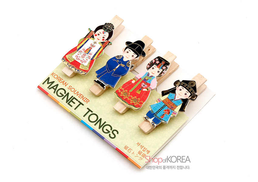 [텍스트: KOREAN SOUVENIR MAGNET TONGS] 전통 혼례복과 궁중복 신랑신부·동자동녀 일러스트가 인쇄된 원목 집게형 자석, 선명한 적·청·황색 대비와 금색 문양 장식 특징