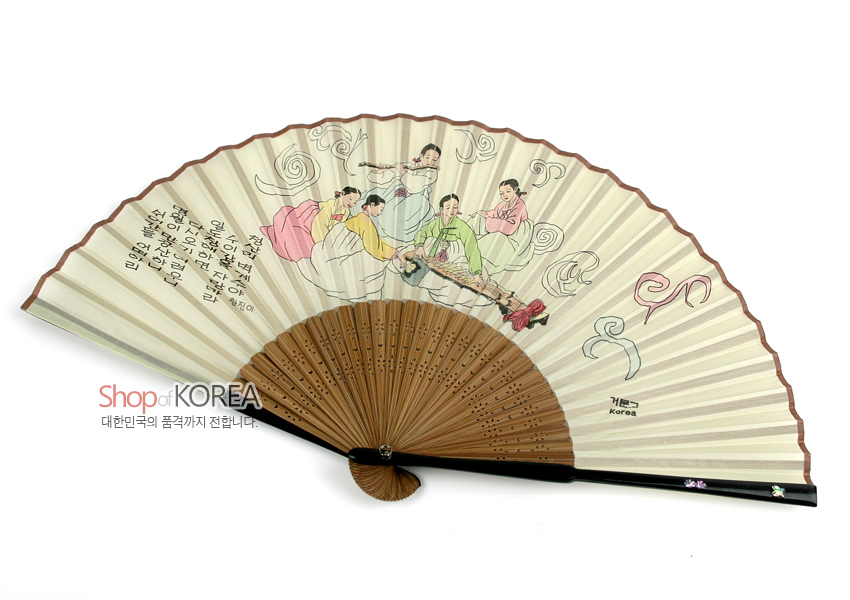 [텍스트: Shop of KOREA 대한민국의 품격까지 전합니다 / 전혀 닿지 아니하던 정 한 번만 닿아보자 / 열 번을 닿지 아니하면 닿을까 말까 하리라 / 거문 Korea] 한지 위 채색 민화풍 규방 규수와 거문고 연주 장면, 대나무 살대의 섬세한 천공 문양과 흑색 손잡이 끝 자개 장식이 조화를 이룬 전통 접선