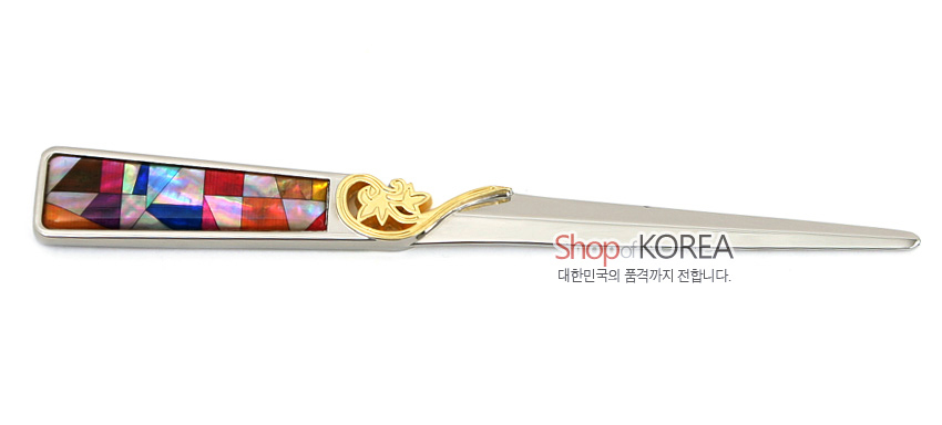 [텍스트: Shop of KOREA 대한민국의 품격까지 전합니다.] 금속 재질 본체에 금색 장식 연결, 손잡이에 다채로운 색감의 자개 조각보 문양을 상감한 편지칼 디자인
