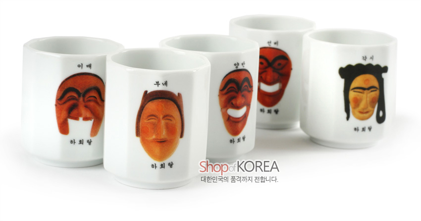 [텍스트: 이매, 부네, 양반, 백정, 각시, 하회탈, Shop of KOREA, 대한민국의 품격까지 전합니다.] 백색 도자기 재질 위에 오렌지·갈색 계열 하회탈 인물 문양을 전면 인쇄한 5종 소주잔 세트 이미지 설명