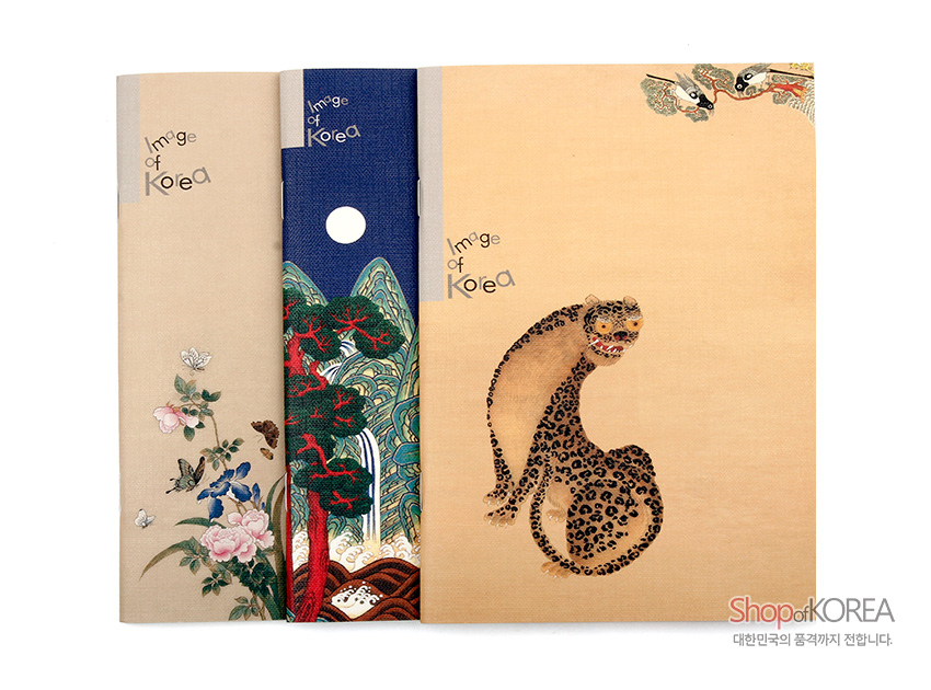 [텍스트: Image of Korea, Shop of KOREA 대한민국의 품격까지 전달합니다.] 연베이지와 남색 배경 위에 민화 화조도, 일월오봉도, 호작도 문양을 컬러 인쇄한 종이 재질 표지 노트 세트 이미지 설명