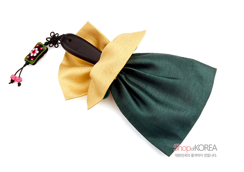 [텍스트: Shop of KOREA 대한민국의 품격까지 전합니다.] 녹색과 황금색 비단 주머니 속 검정 손잡이 거울, 분홍 꽃 자수 장식 매듭 노리개 디테일 이미지 설명