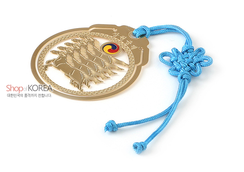 [텍스트: Shop of KOREA 대한민국의 품격까지 전합니다.] 금장 금속 재질 원형 마패 모양, 다섯 마리 말과 태극 문양 장식, 하늘색 전통 매듭 끈이 연결된 책갈피 형식