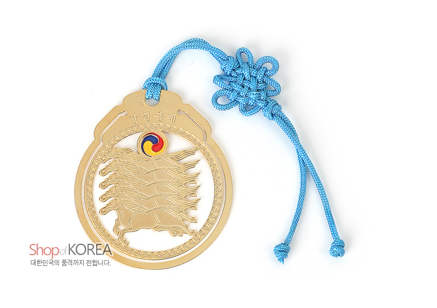 [텍스트: 정부인 금패, Shop of KOREA, 대한민국의 품격까지 전합니다.] 금속 재질 금장 처리된 원형 마패 책갈피, 오마도 문양과 중앙 태극 문양, 화려한 하늘색 전통 매듭 끈 장식 이미지 설명