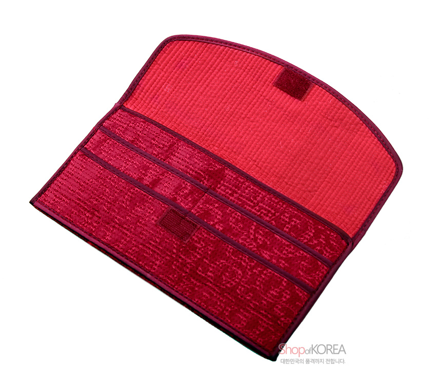 [텍스트: ShopofKOREA 대한민국의 품격까지 전합니다.] 적갈색 누비 원단과 전통 문양 자수 원단을 배색한 장지갑 내부 디자인, 벨크로 여밈 장식 특징