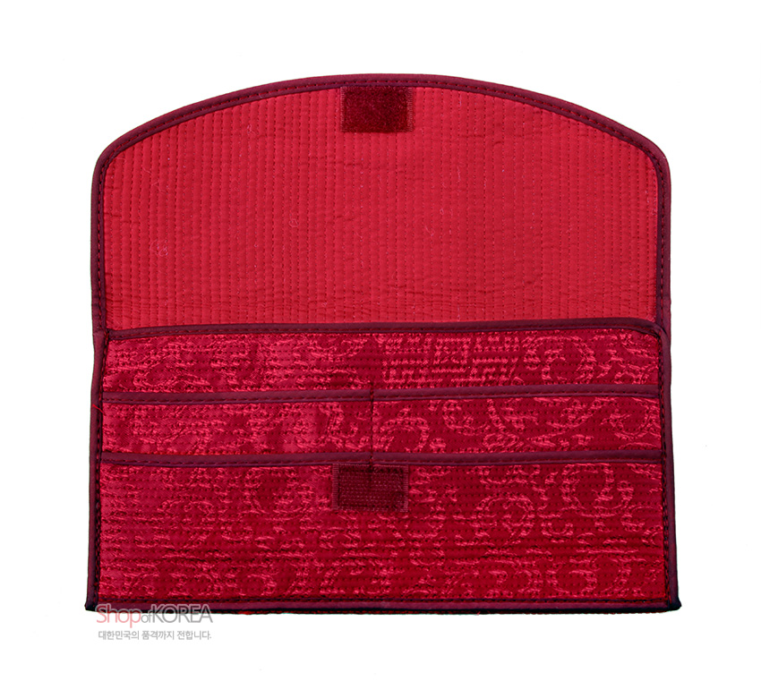 [텍스트: ShopofKOREA 대한민국의 품격까지 전합니다] 적갈색 누빔 원단과 전통 문양 자카드 직물로 구성된 내부 수납칸 디자인 장지갑 이미지설명