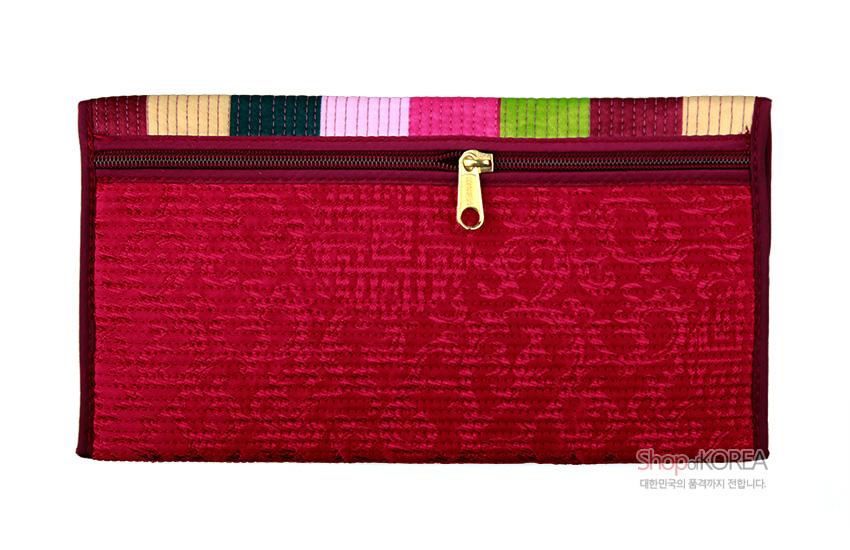 [텍스트: Shop of KOREA 대한민국의 품격까지 전합니다.] 적갈색 누비 바탕에 전통 길상문 누빔, 상단 베이지·초록·분홍·연두 색동 장식과 금속 지퍼 여밈 장지갑 이미지 설명
