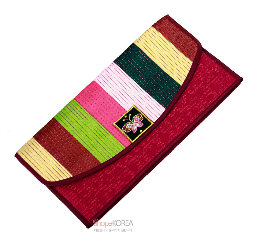 [텍스트: ShopofKOREA 대한민국의 품격까지 전합니다.] 적갈색 누비 원단 바탕에 노랑·분홍·초록·초록색 색동 배색과 중앙 나비 자수 장식이 조화를 이룬 장지갑 디자인