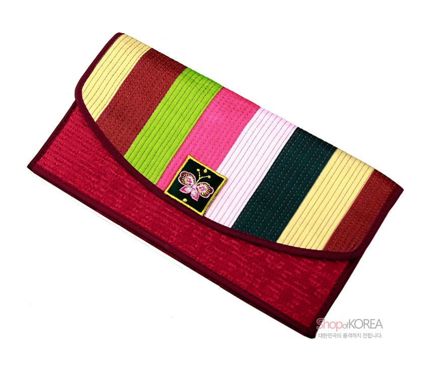 [텍스트: Shop of KOREA 대한민국의 품격까지 전합니다.] 적갈색 누비 바탕에 노랑·갈색·연두·분홍·진녹 등 색동 줄누비와 중앙 자수 나비 문양 장식 장지갑 디자인
