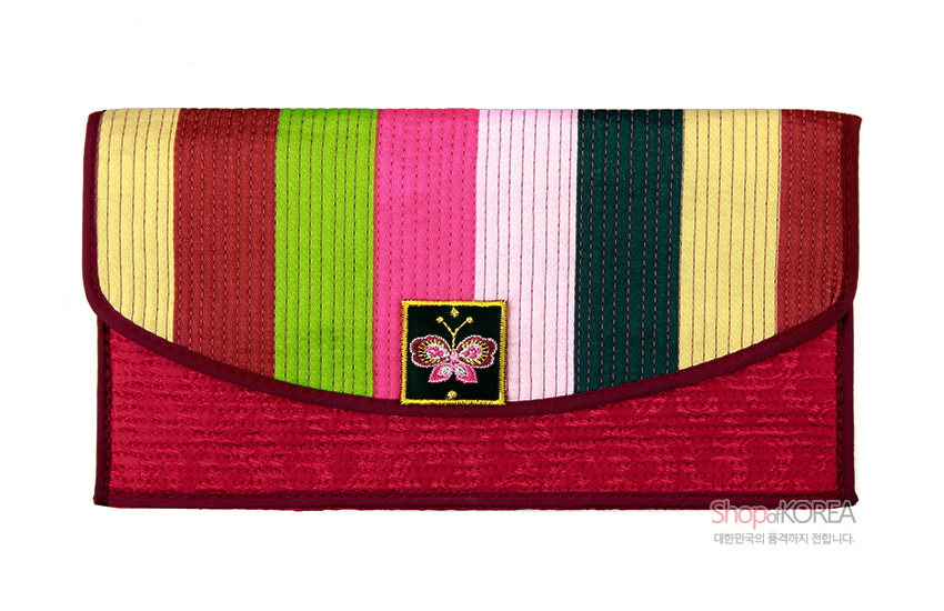 [텍스트: ShopofKOREA 대한민국의 품격까지 전합니다.] 적갈색 누빔 원단 바탕에 노랑·초록·분홍·진녹 등 색동 배색과 중앙 나비 자수 장식이 더해진 장지갑 디자인