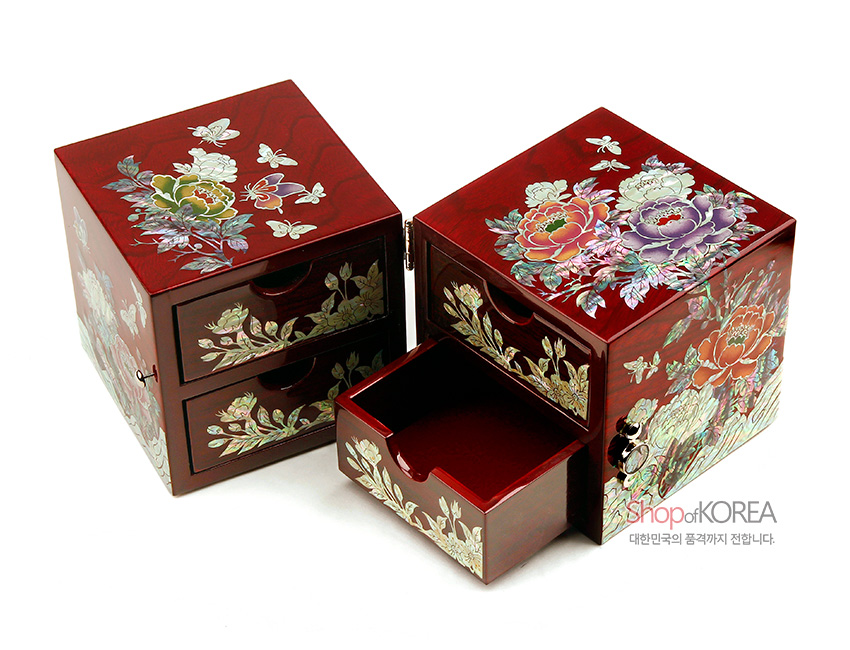 [텍스트: Shop of KOREA 대한민국의 품격까지 전합니다.] 붉은 옻칠 바탕 위 자개 상감으로 목단과 나비, 꽃무늬를 화려하게 장식한 쌍합 서랍 보석함 이미지