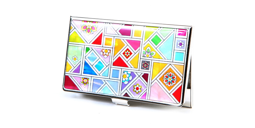 사각 금속 테두리 위에 상감된 자개 조각보 패턴과 다채로운 단청 꽃문양, 파스텔·원색 대비가 돋보이는 직사각 명함집 디자인