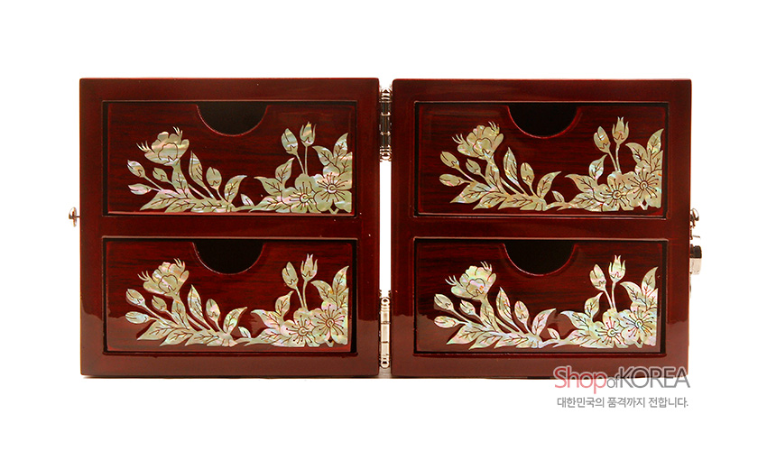 [텍스트: Shop of KOREA 대한민국의 품격까지 전합니다.] 붉은 옻칠 바탕 위 자개 상감으로 목단과 꽃봉오리 문양을 섬세하게 장식한 사칸 서랍식 쌍합 보석함 이미지설명