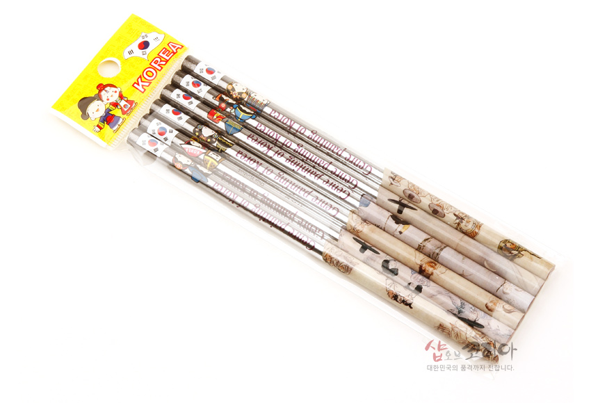 [텍스트: KOREA] 신윤복·김홍도 풍속화와 태극기, 한복 캐릭터가 인쇄된 종이 코팅 연필 6종 세트, 흑백·채색 조화 문양 연출