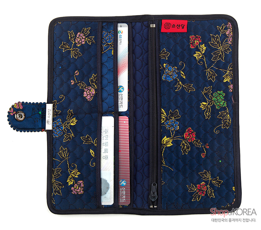 [텍스트: 소산당, ShopofKOREA 대한민국의 품격까지 전합니다] 감색 누비 비단 바탕에 금사와 색실로 수놓은 전통 꽃넝쿨 문양, 다중 수납칸과 지퍼 포켓이 있는 장지갑 디자인