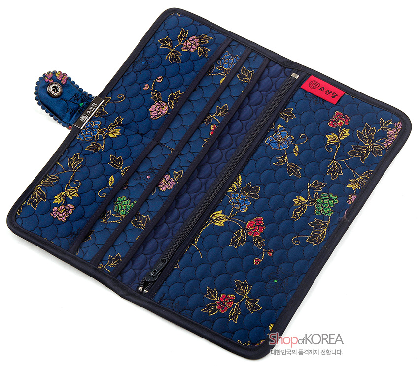 [텍스트: 소산당, Shop of KOREA 대한민국의 품격까지 전합니다.] 감색 누비 비단 바탕에 전통 비늘무늬와 금사로 수놓은 다채로운 꽃넝쿨 문양이 장식된 장지갑 내부 디자인