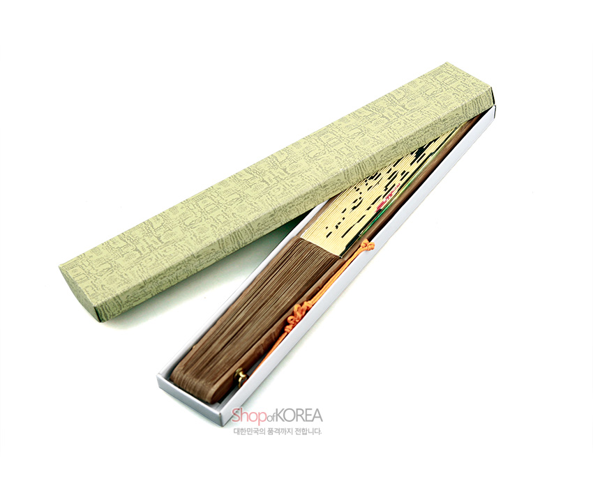 [텍스트: ShopofKOREA 대한민국의 품격까지 전합니다.] 전통 문양 양각된 연녹색 긴 박스 속, 한지와 대나무 살로 만든 접이식 부채 수납된 이미지