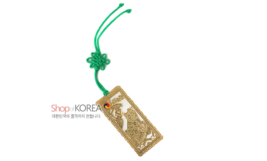 [텍스트: Shop of KOREA 대한민국의 품격까지 전합니다.] 금속 재질 24K 금장 직사각 책갈피, 호랑이와 까치 문양 투각 장식, 녹색 전통 매듭끈 포인트 디자인