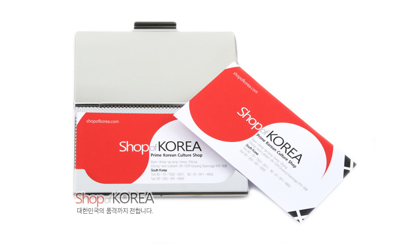 [텍스트: Shop of KOREA / Prime Korean Culture Shop / 대한민국의 품격까지 전합니다.] 은은한 금속 재질 바탕에 직사각형 형태로 제작된 심플한 명함케이스 디자인