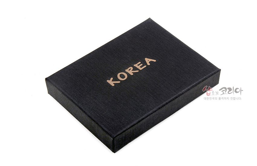 [텍스트: KOREA, 샾오브코리아 대한민국의 품격까지 전합니다.] 검정색 패브릭 질감의 직사각형 상자 형태 패키지 디자인