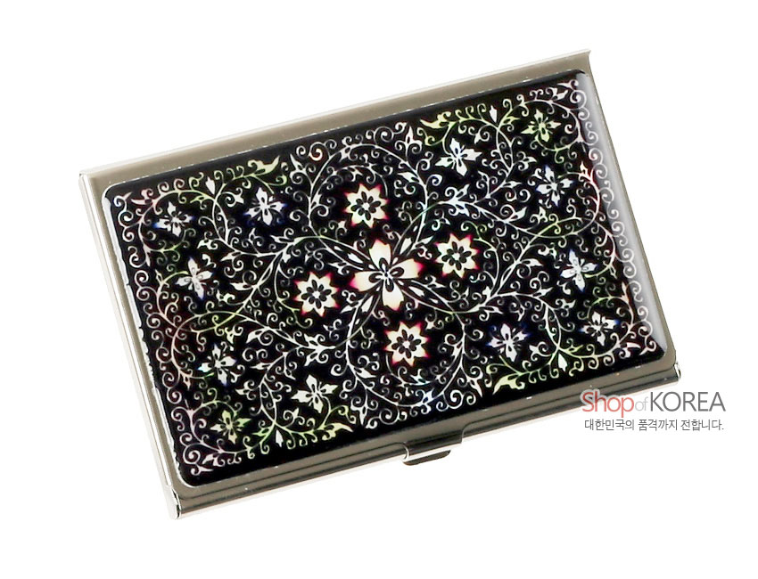 [텍스트: Shop of KOREA 대한민국의 품격까지 전달합니다.] 금속 테두리 위 검은 바탕에 자개 상감으로 정교한 당초문과 꽃문양을 화려하게 배치한 명함케이스 디자인