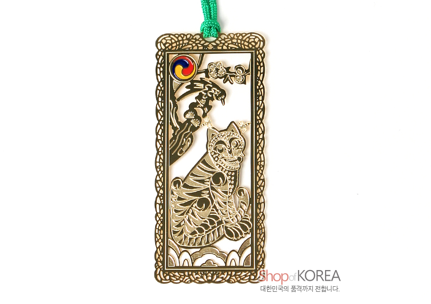 [텍스트: Shop of KOREA] 금속 재질 금장 책갈피, 작호도 호랑이와 까치 문양 상감, 상단 삼태극 채색 장식, 녹색 전통 매듭끈 포인트 디자인