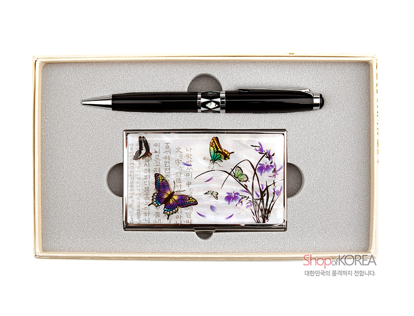 [텍스트: Shop of KOREA 대한민국의 품격까지 전합니다.] 자개 상감 난초와 나비 문양의 금속 명함케이스와 흑색 금속 볼펜 세트, 진주빛 바탕과 다채로운 색감의 조화