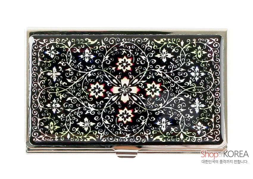 [텍스트: Shop KOREA 대한민국의 품격까지 전합니다.] 검은 바탕 위 자개 상감으로 정교한 당초문과 꽃문양을 표현한 금속 테두리 명함케이스 디자인