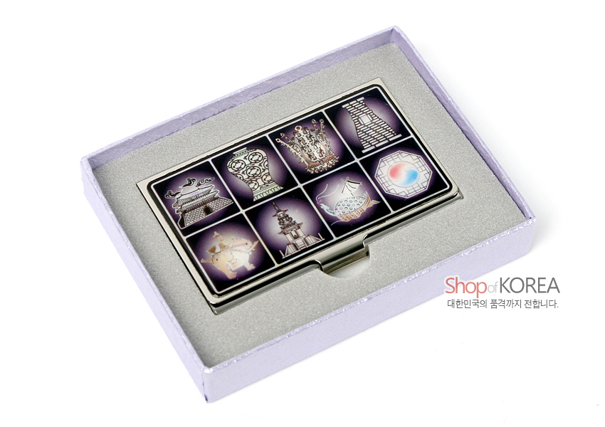 [텍스트: Shop of KOREA 대한민국의 품격까지 전합니다.] 금속 재질 명함집, 보라 그라데이션 바탕 위 국보 유물 문양을 은은한 선각과 채색으로 9칸에 배열한 디자인