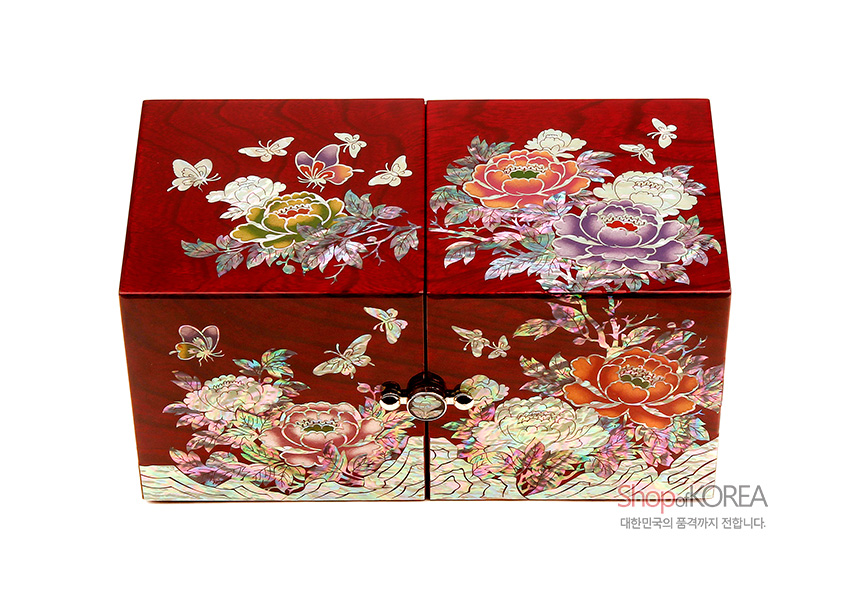 [텍스트: ShopofKOREA 대한민국의 품격까지 전합니다.] 붉은 옻칠 바탕 위 자개 상감으로 목단과 나비 문양을 정교하게 장식한 쌍합 보석함 이미지
