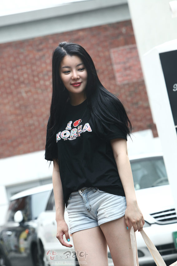 [텍스트: I ♥ KOREA] 흑색 면 소재 위에 다채로운 색감의 3D 입체발포 기법으로 영문 레터링을 표현한 반소매 티셔츠 이미지설명