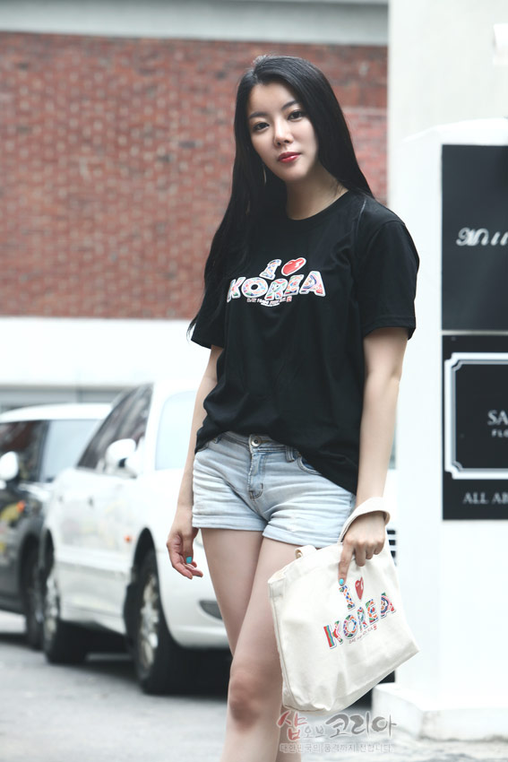 [텍스트: I ♥ KOREA] 흑색 면 티셔츠 위 다채로운 전통문양 레터링을 3D 입체발포 기법으로 표현한 디자인