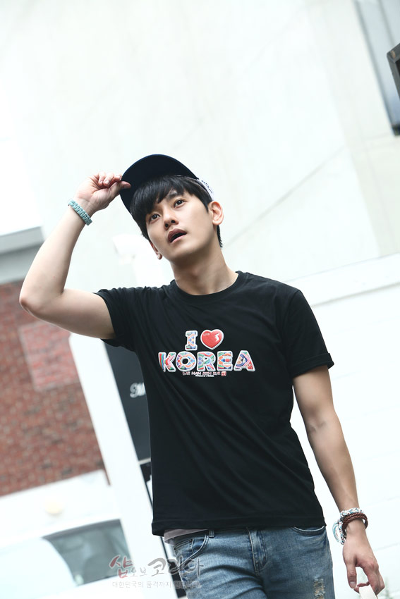[텍스트: I ♥ KOREA] 흑색 면 소재 위에 다채로운 색감의 3D 입체발포 영문 레터링을 배치한 반소매 티셔츠 연출